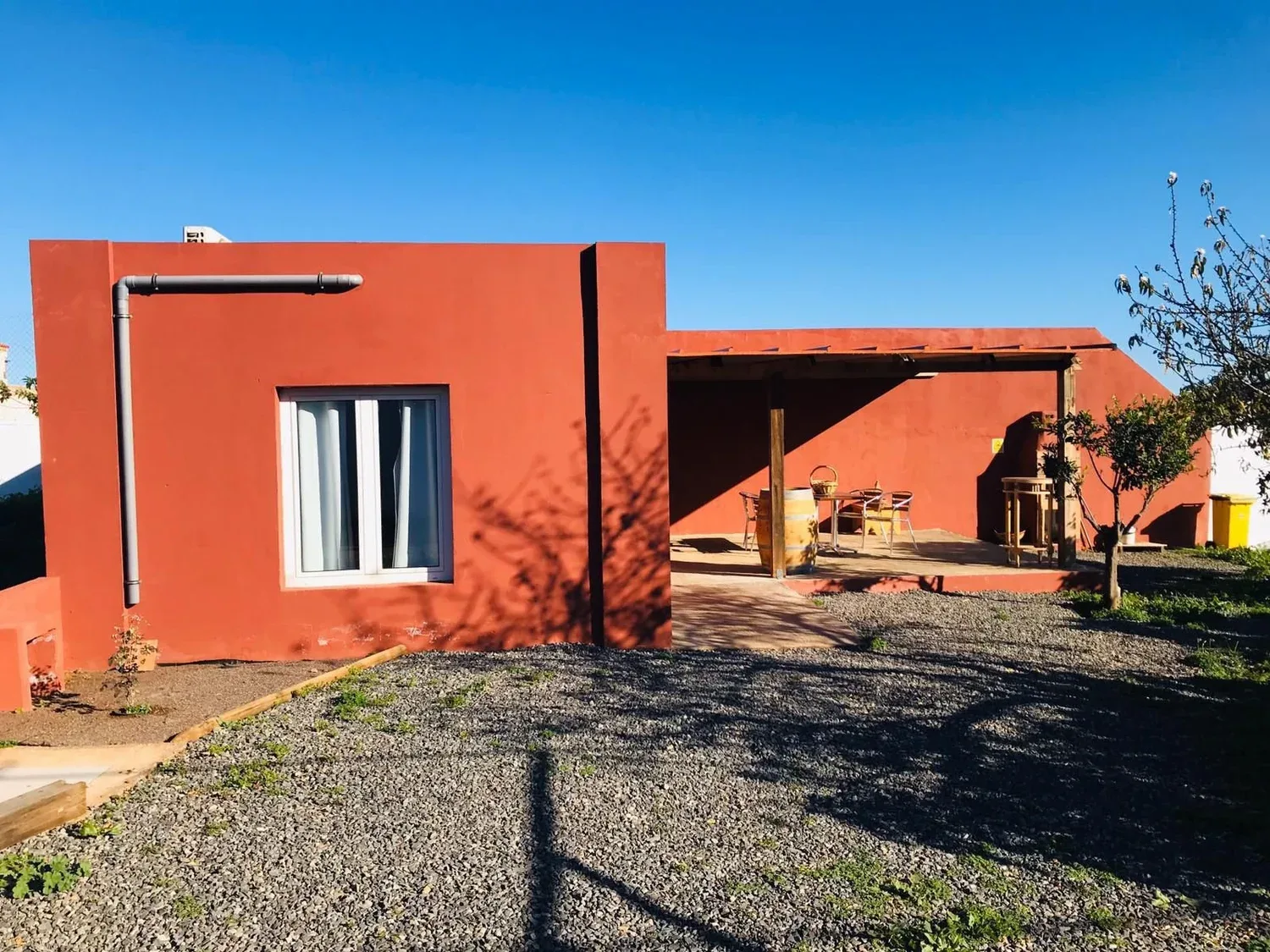 Casa rural reformada en Telde, fachada tierra rojiza